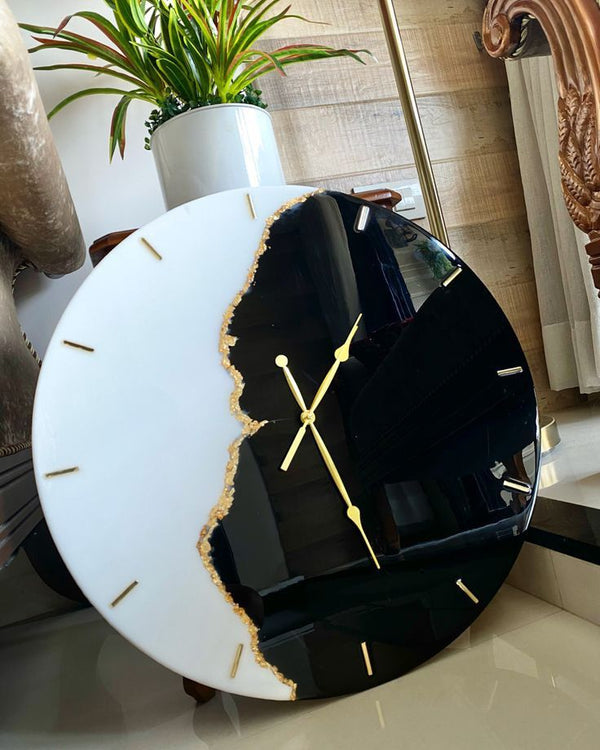 Black and White clock